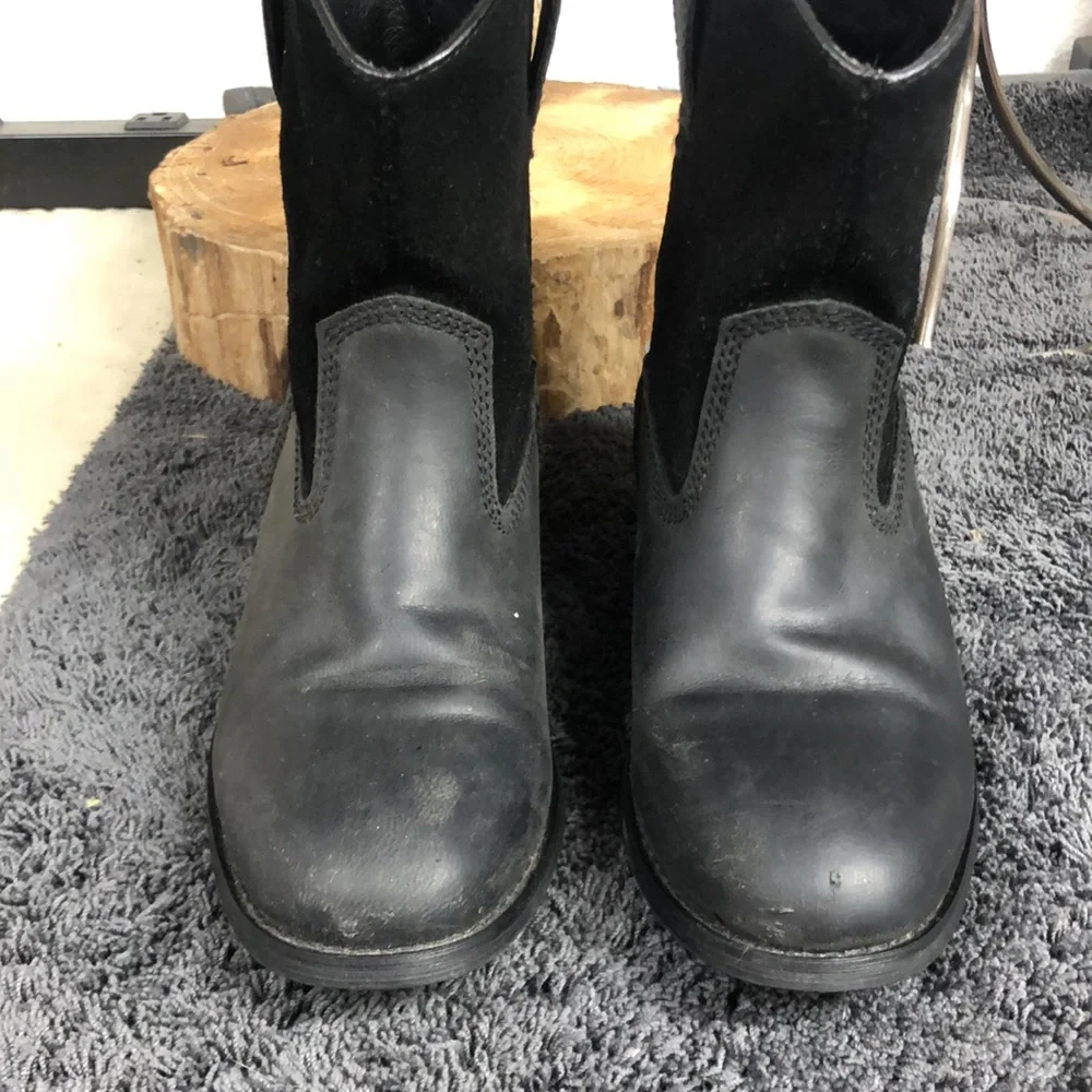 Unbranded black leather boots low‎ top girls size 4